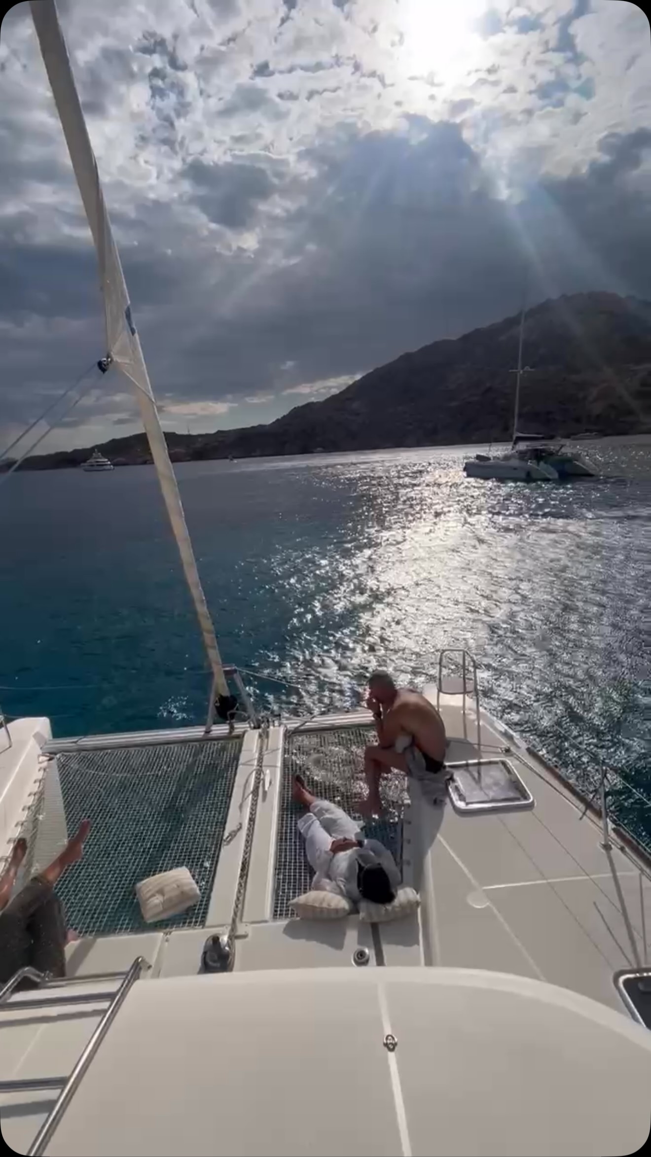 Nel punto in cui la luce sfiora l’acqua,
il mare trattiene il respiro.
Noi restiamo fermi
a metà tra ciò che passa
e ciò che vorremmo restasse per sempre.

#jalima 🤍
#maredaamare